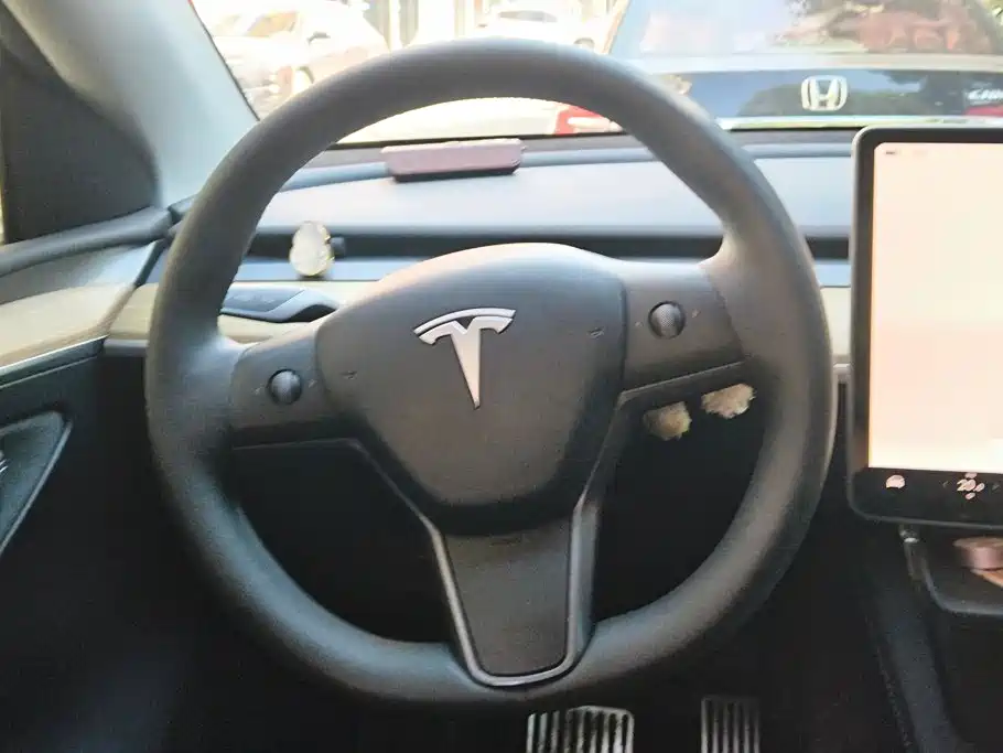 Tesla Model Y — миниатюра 15