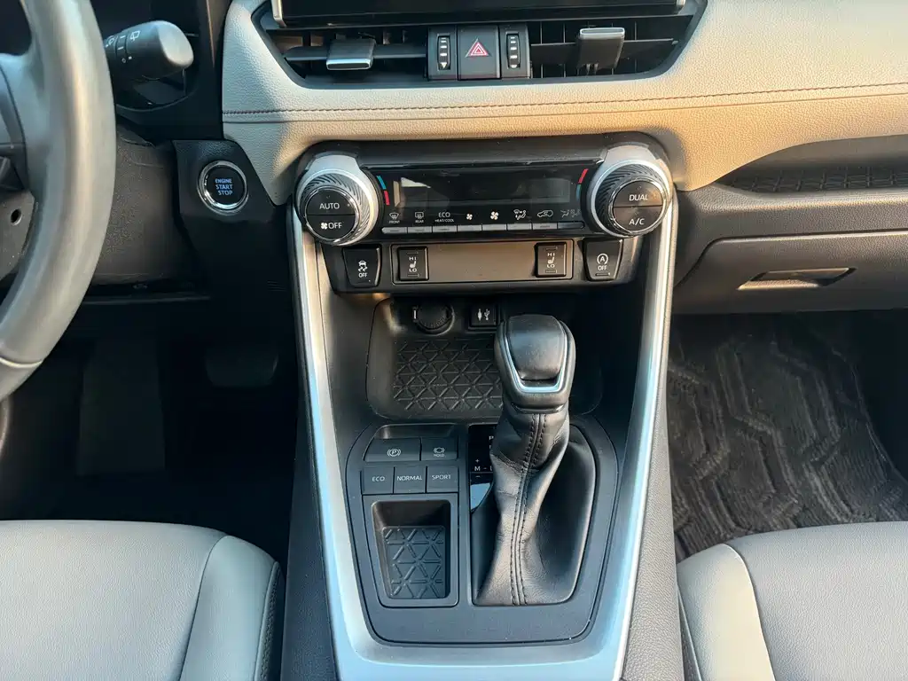 Toyota RAV4 — миниатюра 10