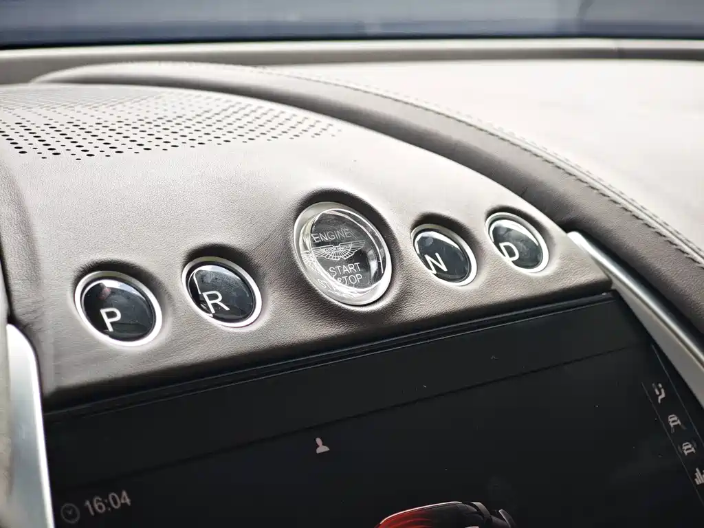 Aston Martin DBX — миниатюра 8