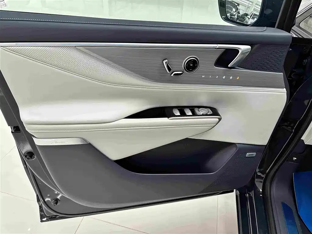 Buick GL8 Hybrid — миниатюра 6