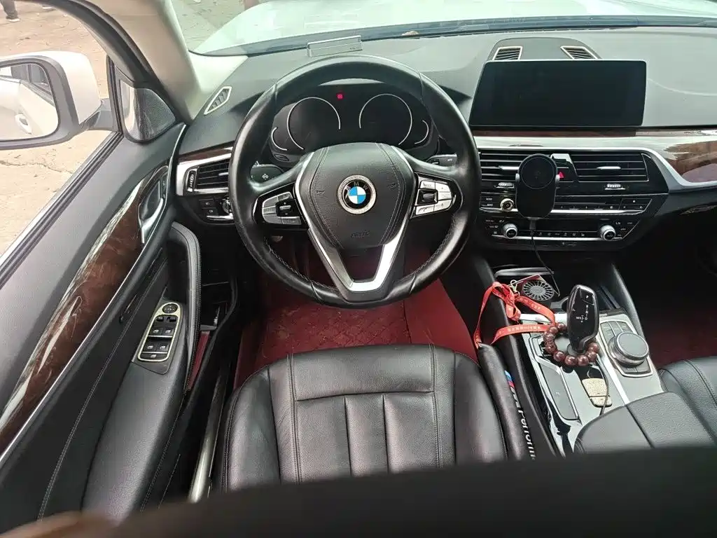 BMW 5 Series — миниатюра 7