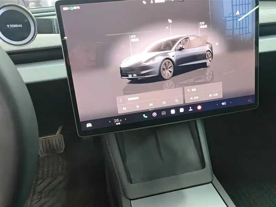 TESLA MODEL 3