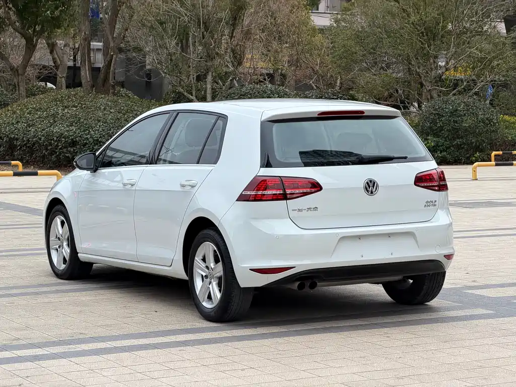 VOLKSWAGEN GOLF