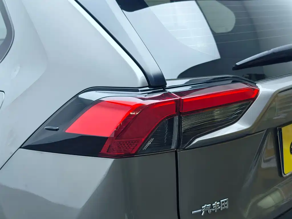 Toyota RAV4 — миниатюра 7