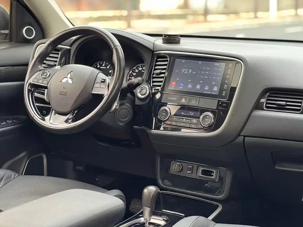 MITSUBISHI OUTLANDER