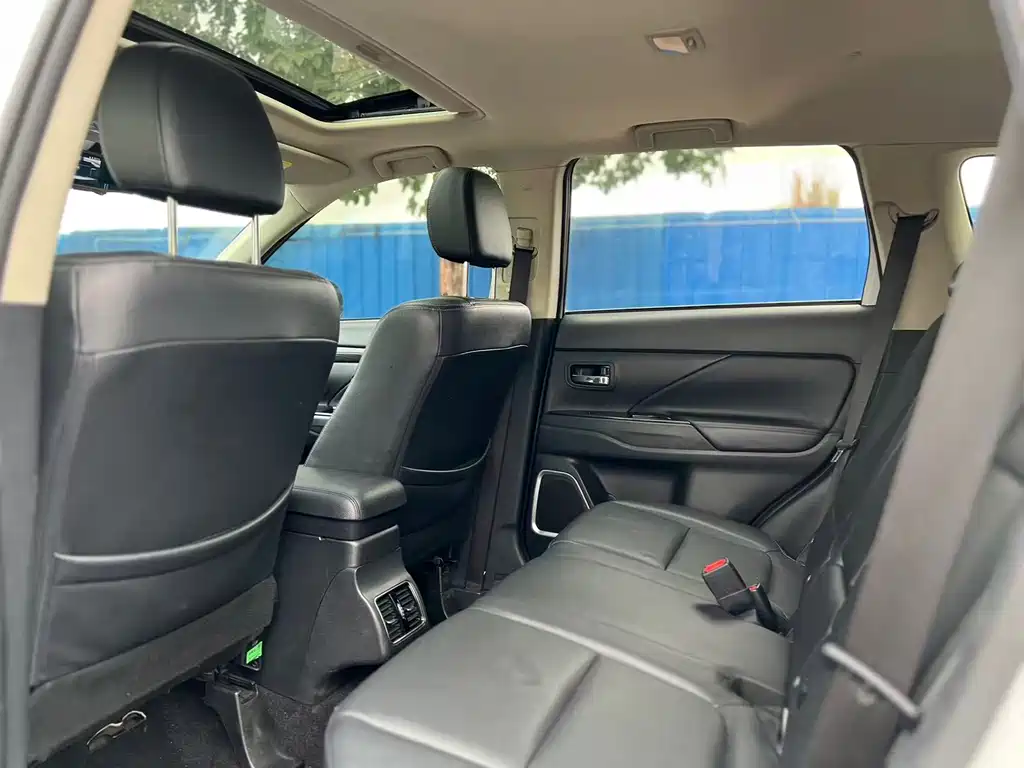 MITSUBISHI OUTLANDER