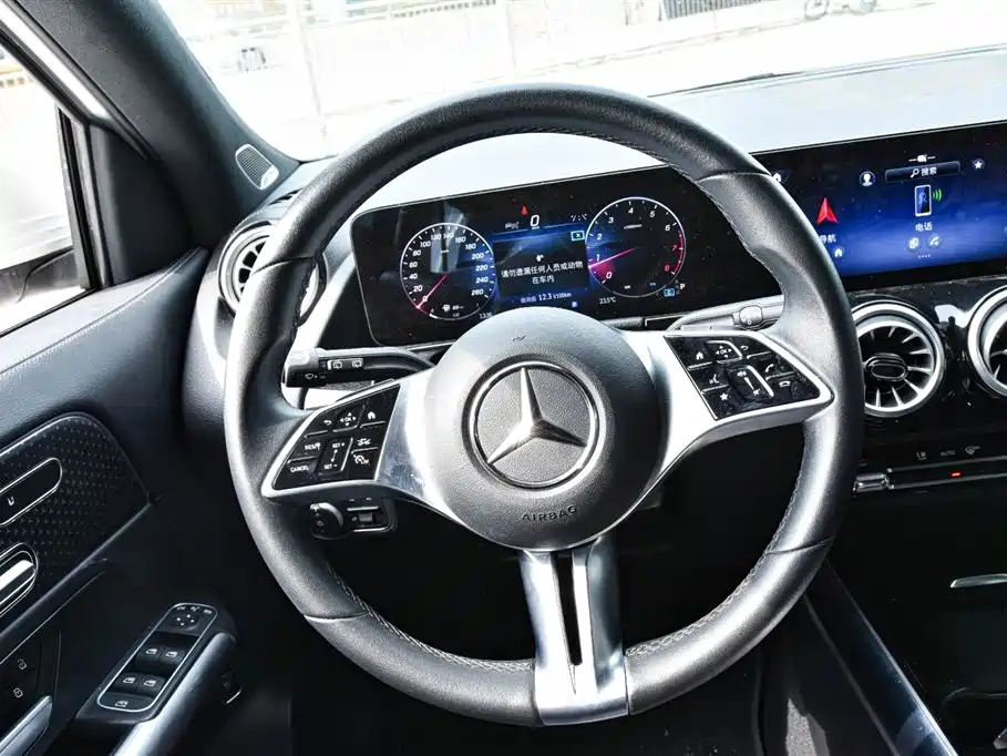 MERCEDES-BENZ GLA
