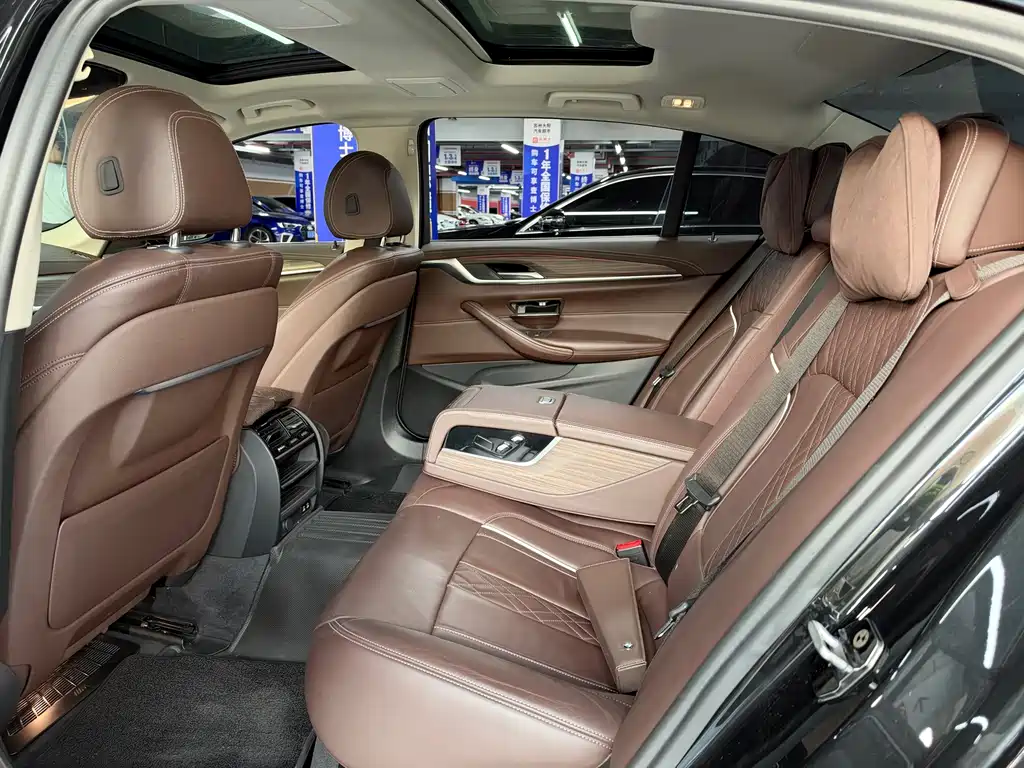 BMW 5 Series New Energy — миниатюра 9