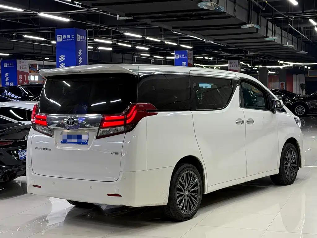 Toyota Alphard — миниатюра 6