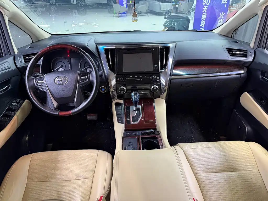 Toyota Alphard — миниатюра 3