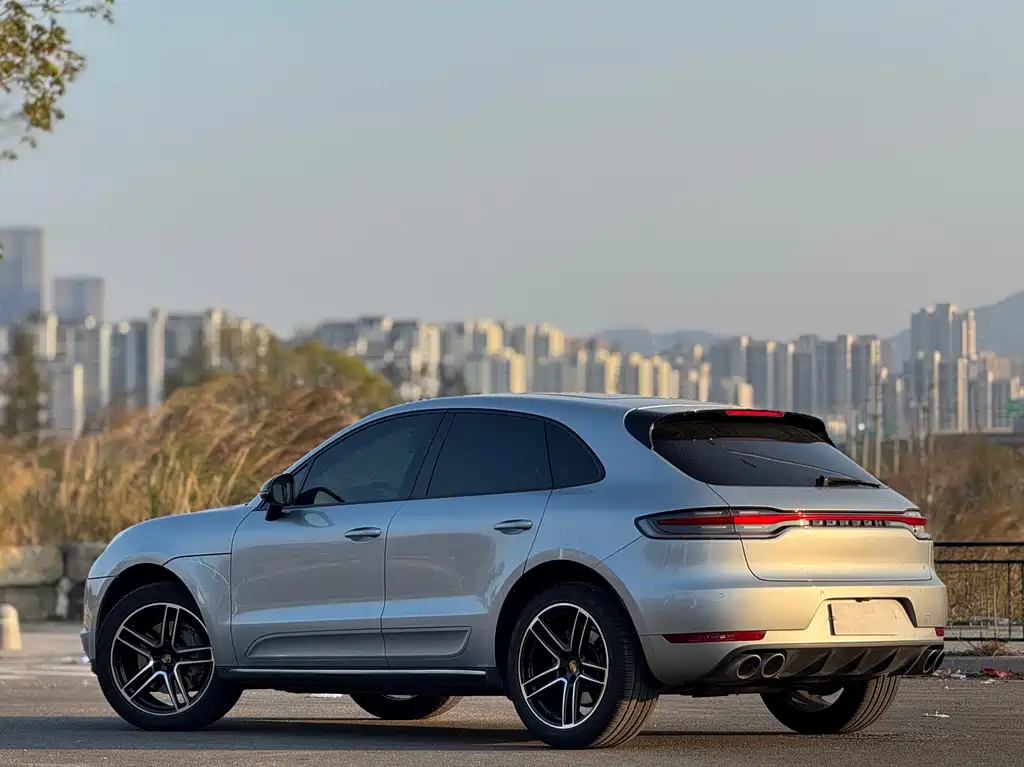 PORSCHE MACAN
