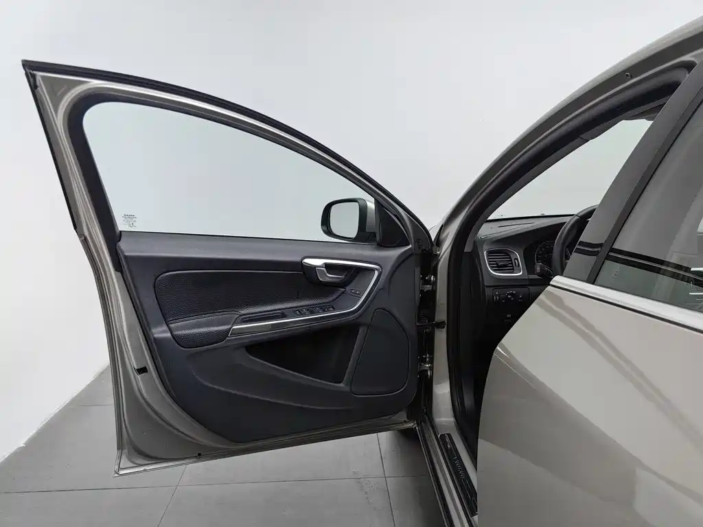 Volvo S60 (Import) — миниатюра 8