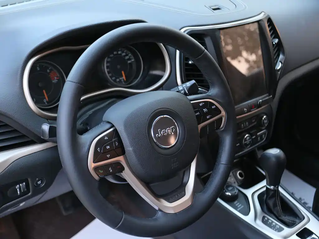 Jeep Cherokee 2.4L Excellence Edition, фото 11