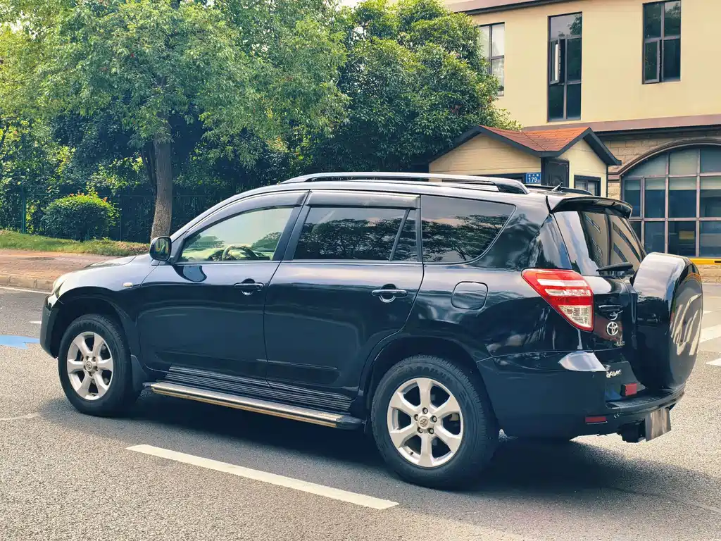 Toyota RAV4 — миниатюра 9