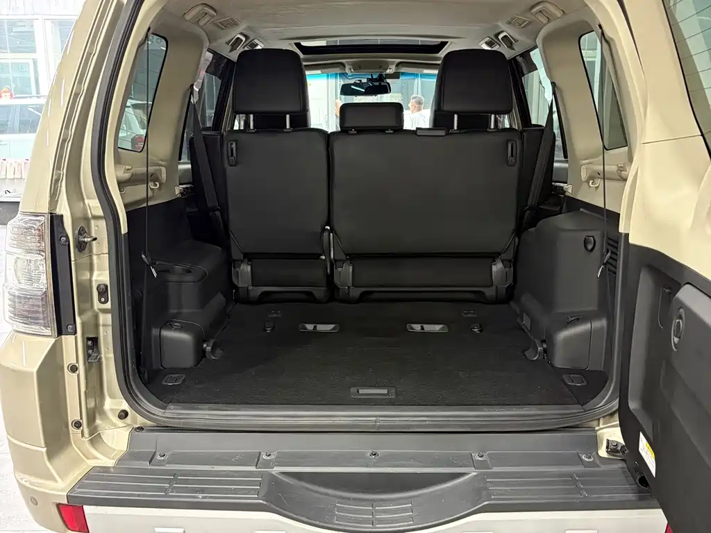 Mitsubishi Pajero (Import) — миниатюра 14