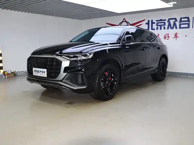 AUDI Q8 2021