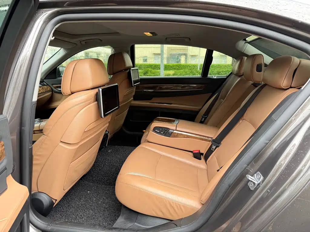 BMW 7 Series — миниатюра 9