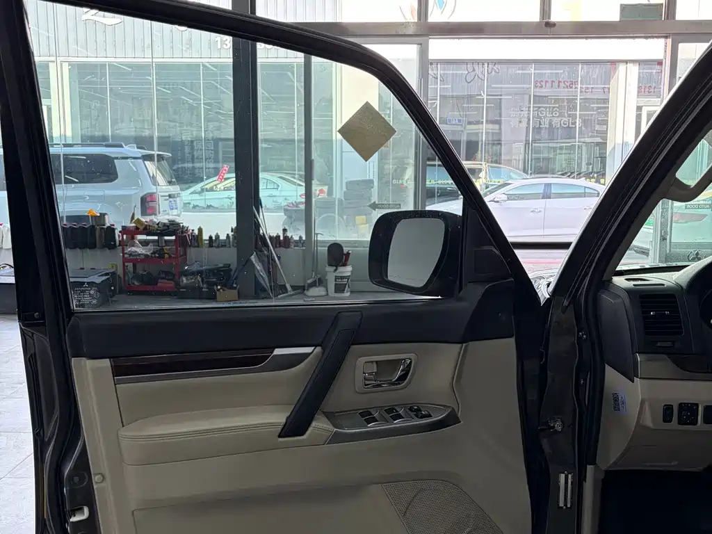 Mitsubishi Pajero (Import) — миниатюра 11