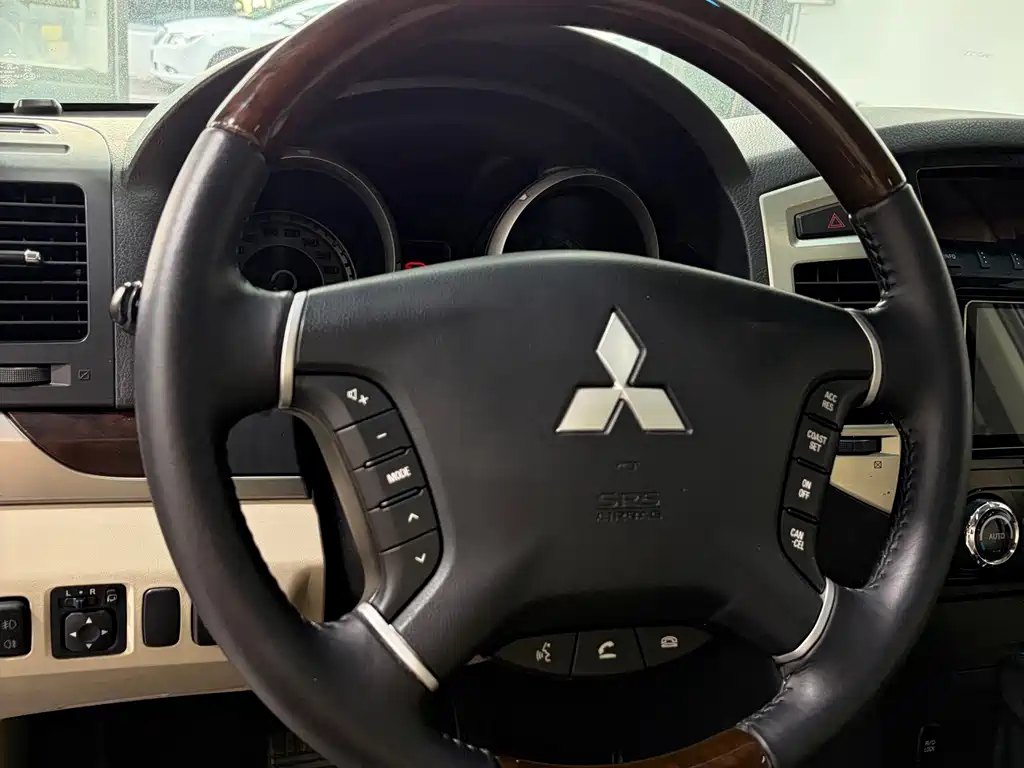 Mitsubishi Pajero (Import) — миниатюра 9