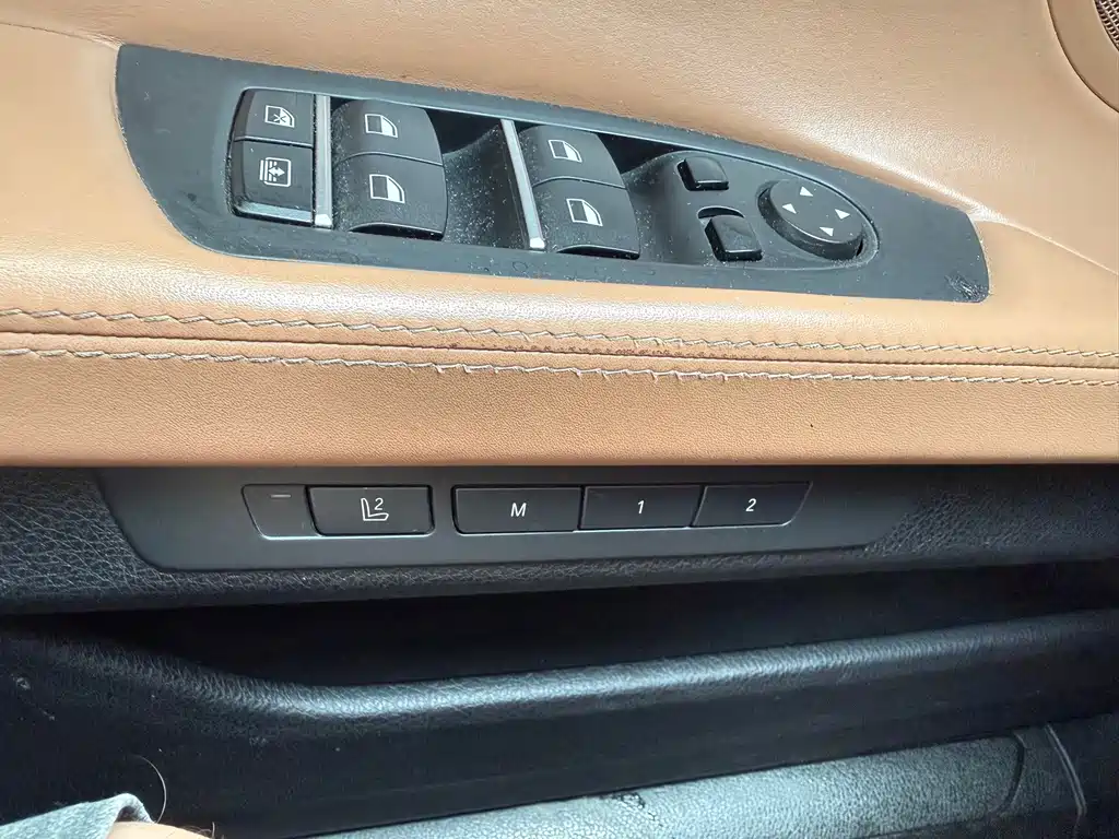 BMW 7 Series — миниатюра 11