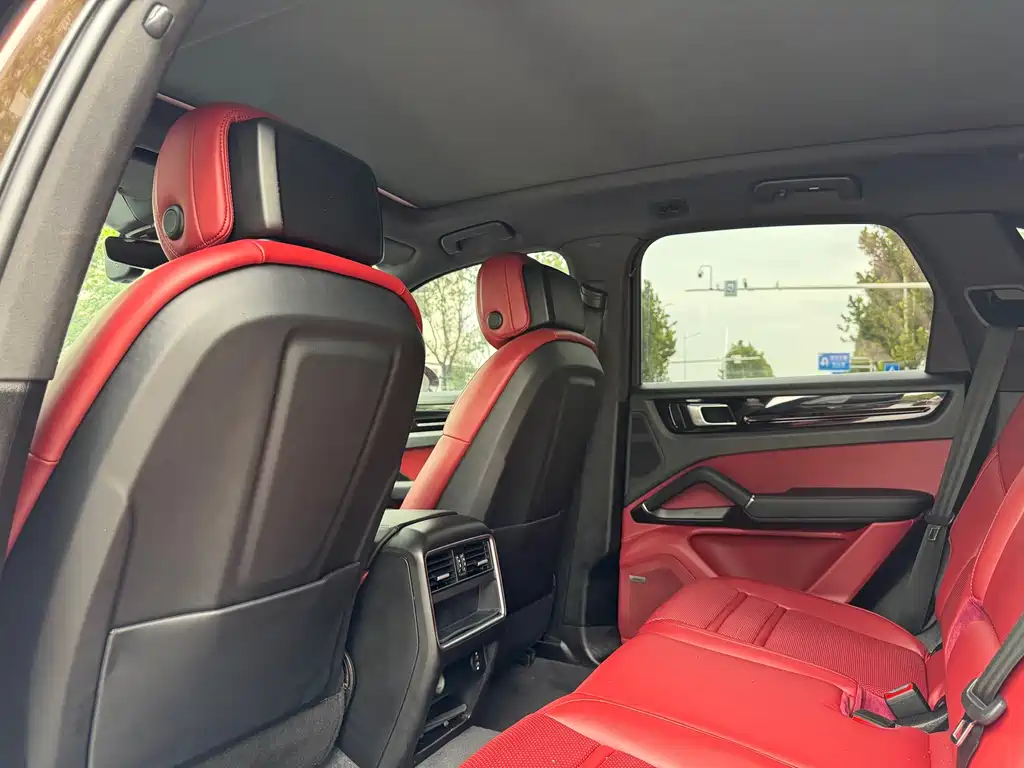 Porsche Cayenne — миниатюра 7
