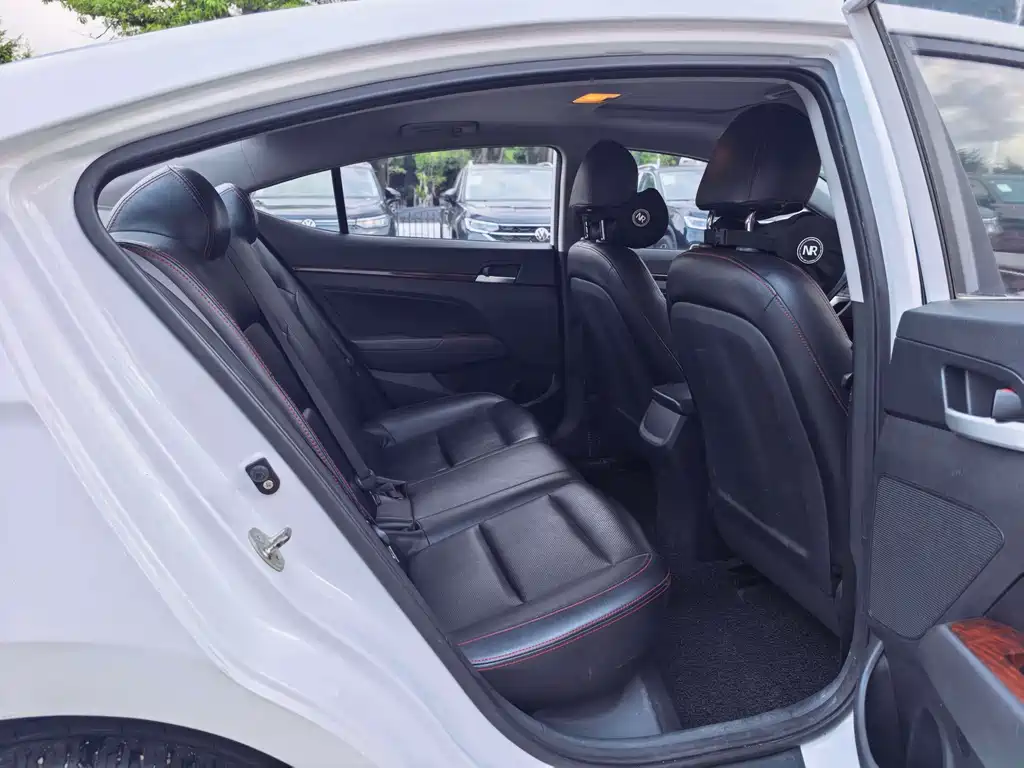Hyundai Elantra — миниатюра 12