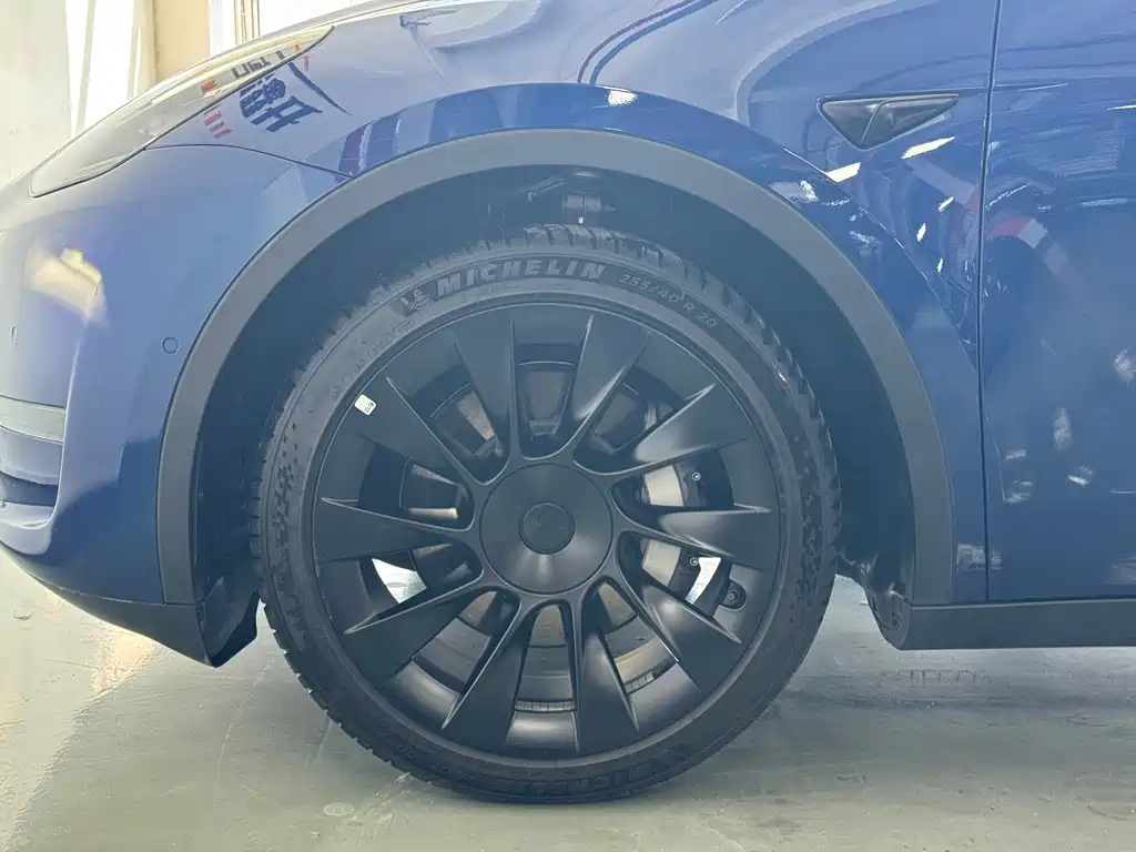 Tesla Model Y — миниатюра 14