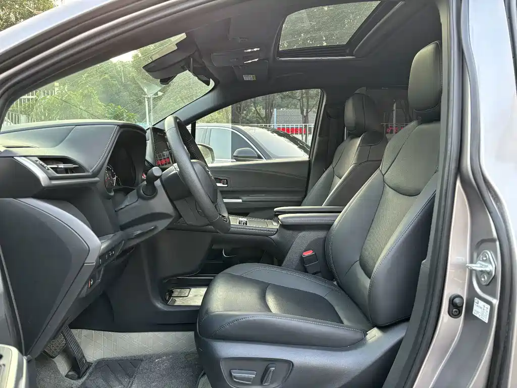 Toyota Sienna — миниатюра 8