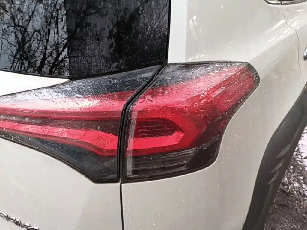 Toyota RAV4 — миниатюра 8