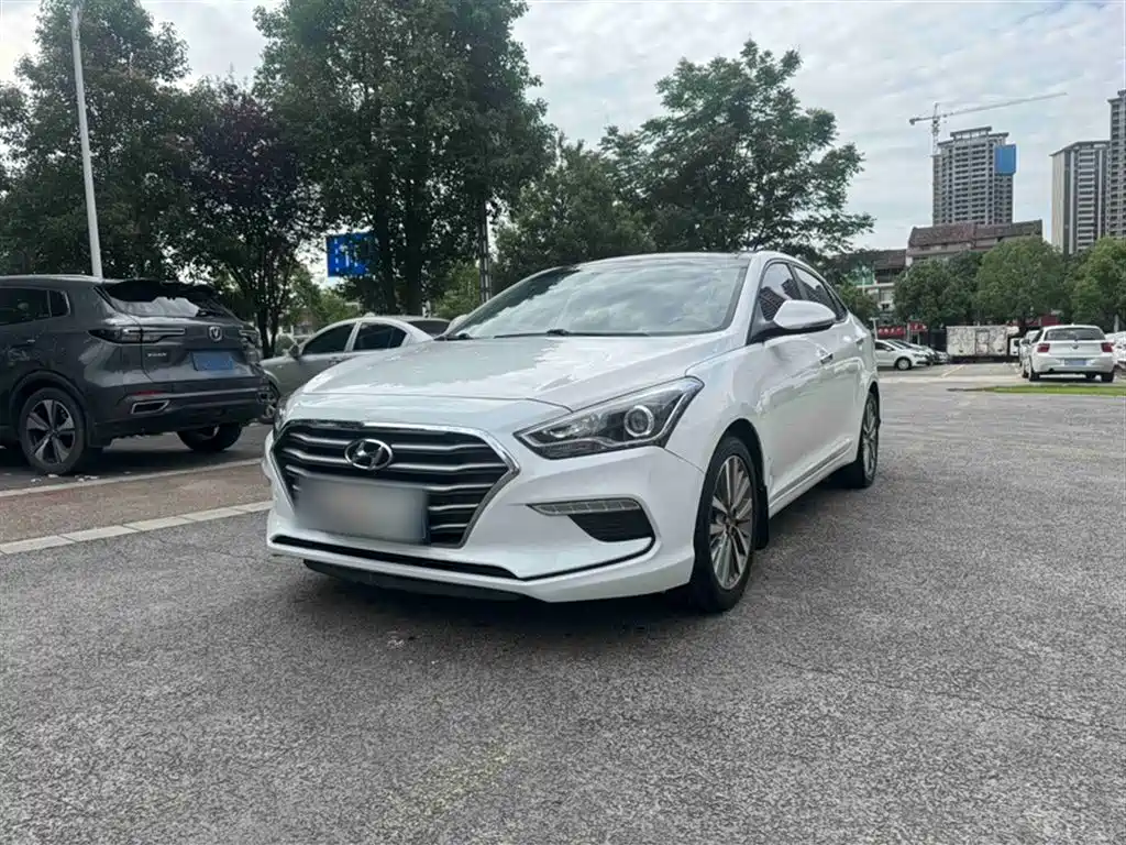 Hyundai Mistra 2017 1.8L AT GLS V