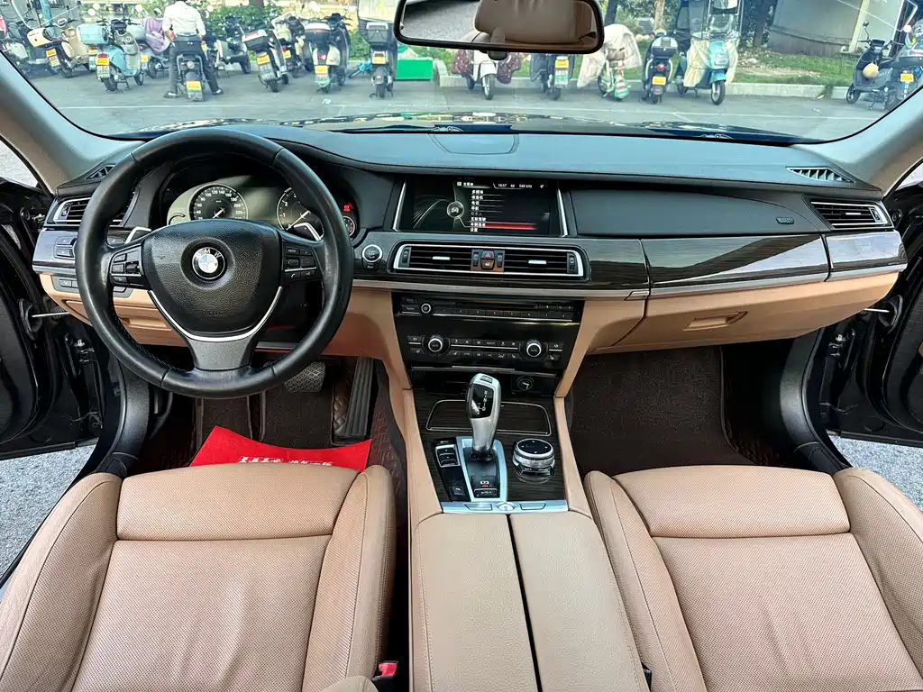 BMW 7 Series — миниатюра 14