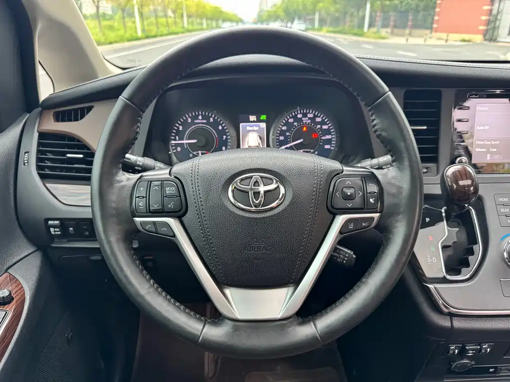 Toyota Sienna — миниатюра 12