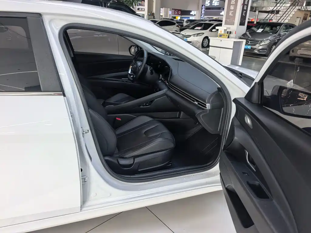 Hyundai Elantra — миниатюра 18