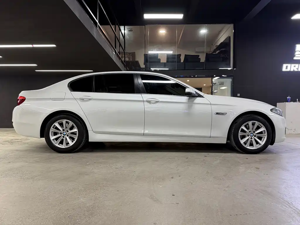 BMW 5 Series — миниатюра 10