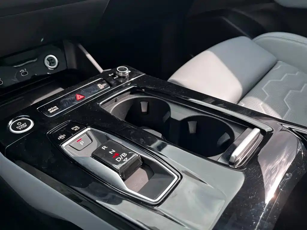 Audi Q6L e-tron — миниатюра 18