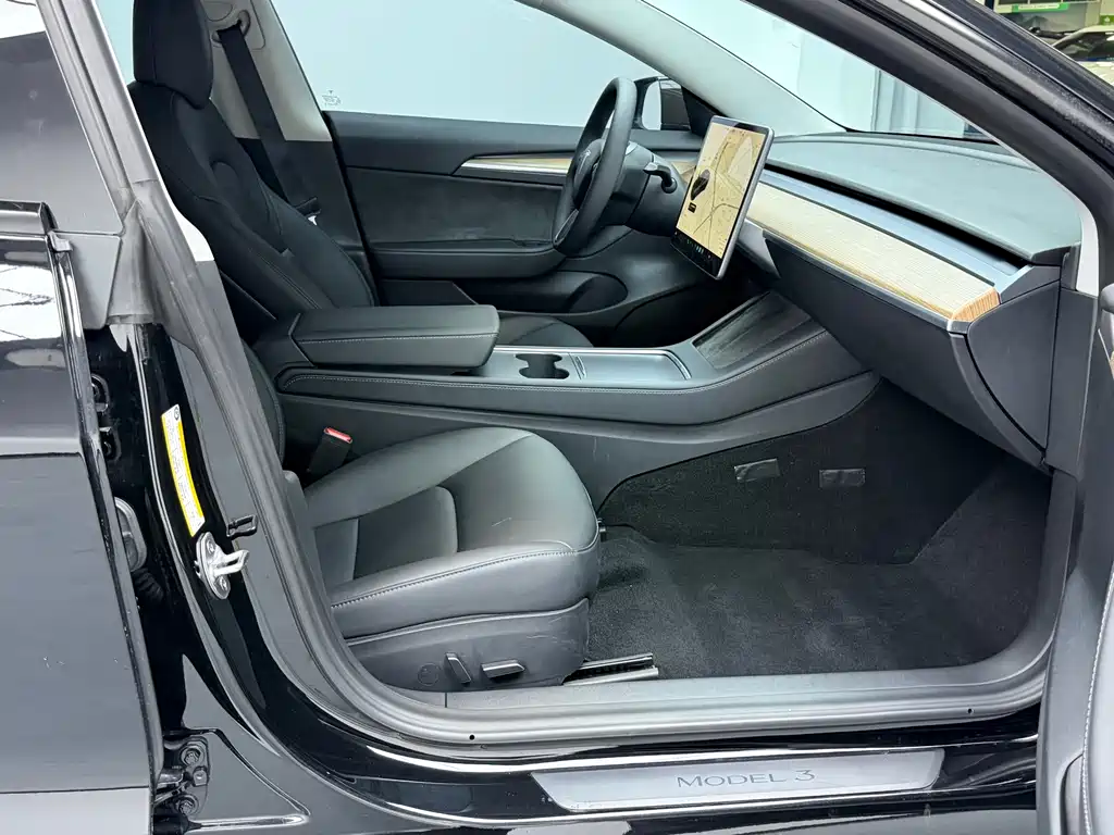 Tesla Model 3 — миниатюра 10