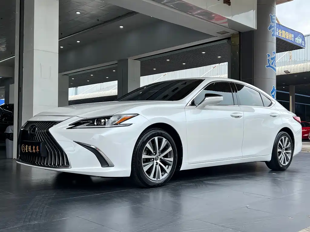 Lexus ES 2019