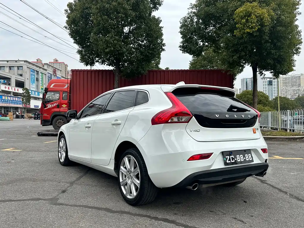 VOLVO V40