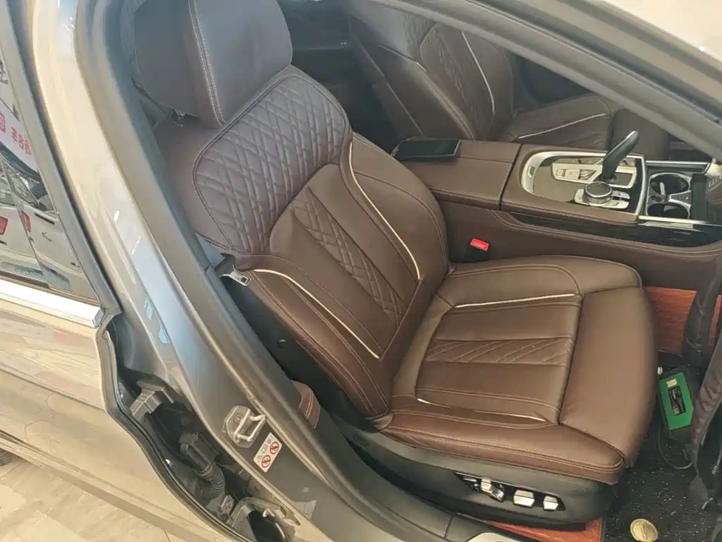 BMW 7 Series — миниатюра 25