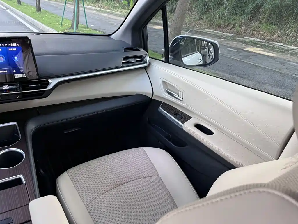 Toyota Granvia — миниатюра 8