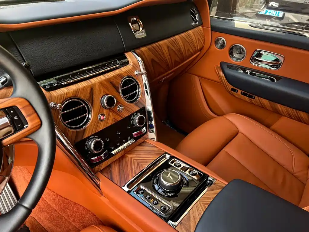 Rolls-Royce Cullinan — миниатюра 12