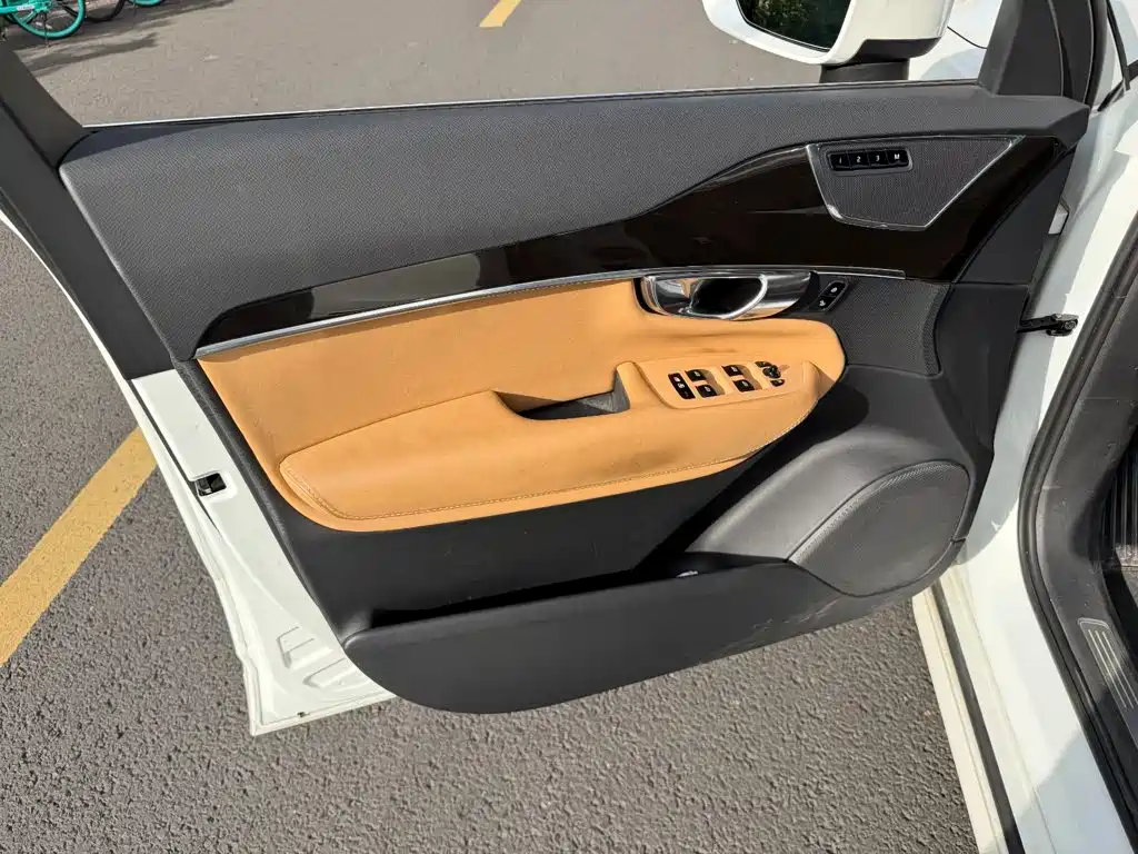 Volvo XC90 — миниатюра 6