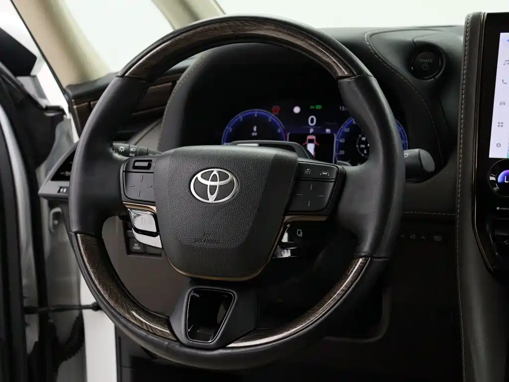 Toyota Alphard — миниатюра 15