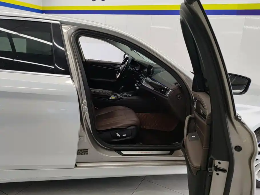 BMW 5 Series — миниатюра 8