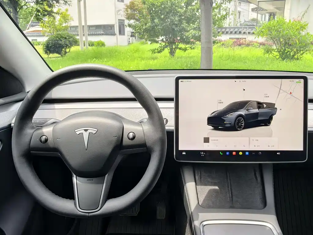 Tesla Model Y — миниатюра 9