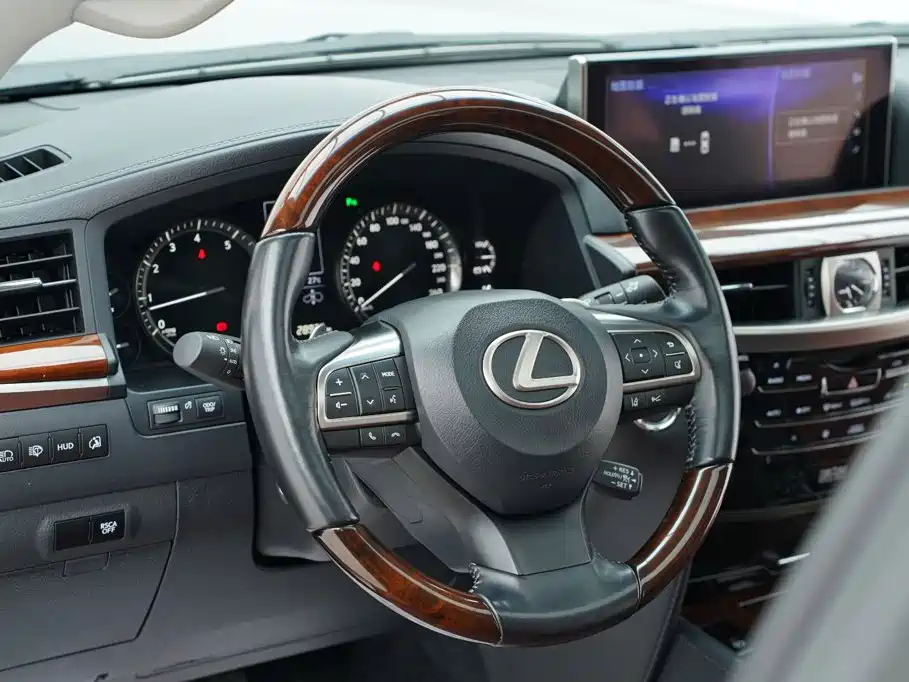 Lexus LX — миниатюра 9