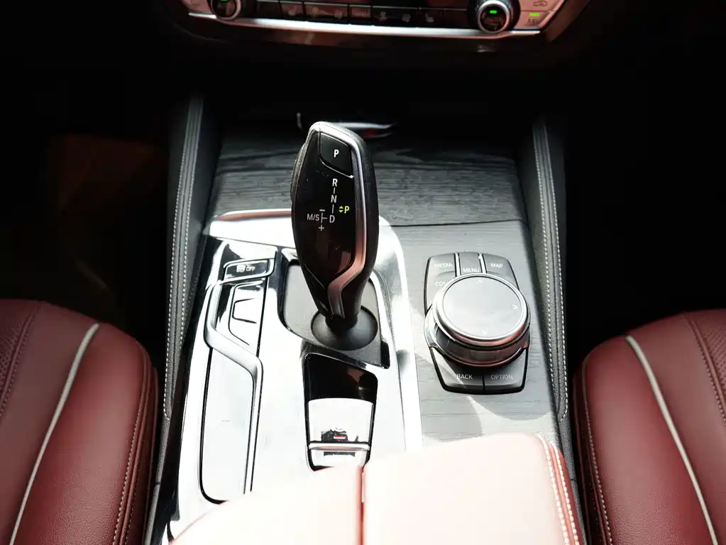 BMW 5 Series — миниатюра 9