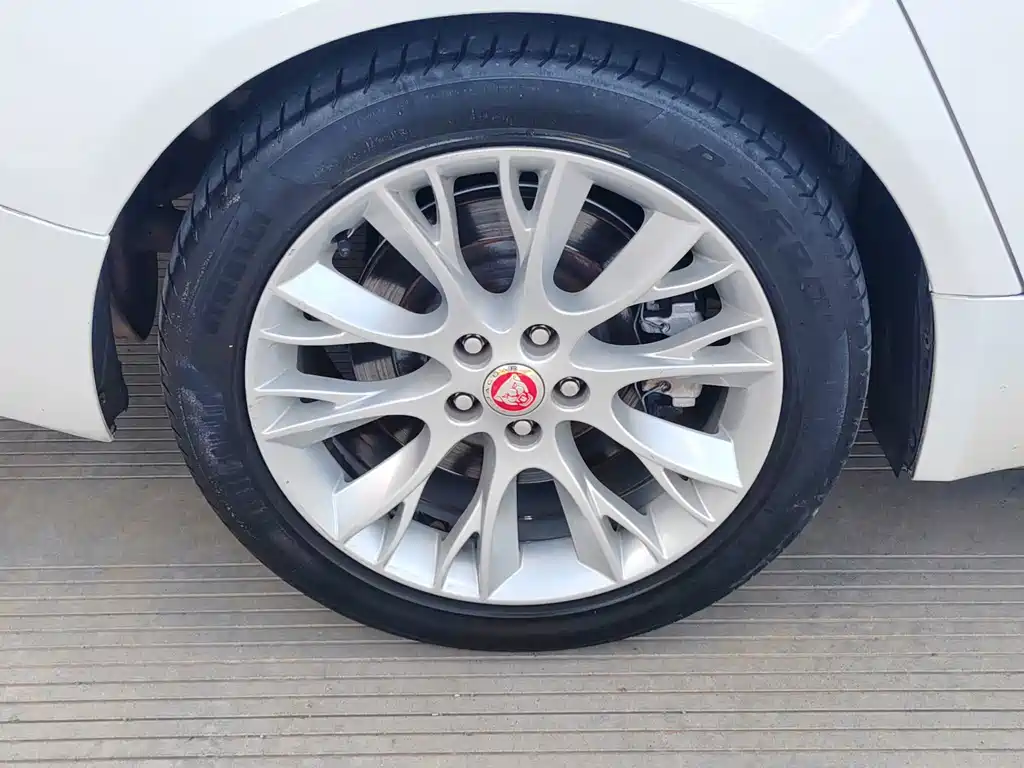 Jaguar XF — миниатюра 10