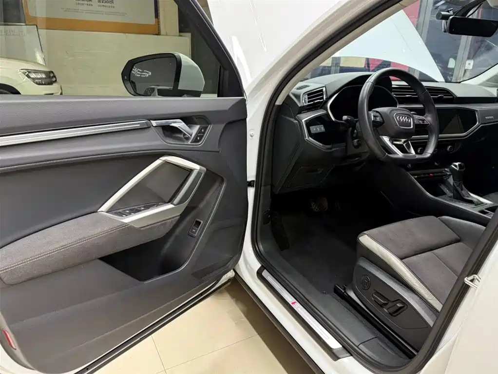 Audi Q3 2023 35 TFSI Fashion (1.4T)