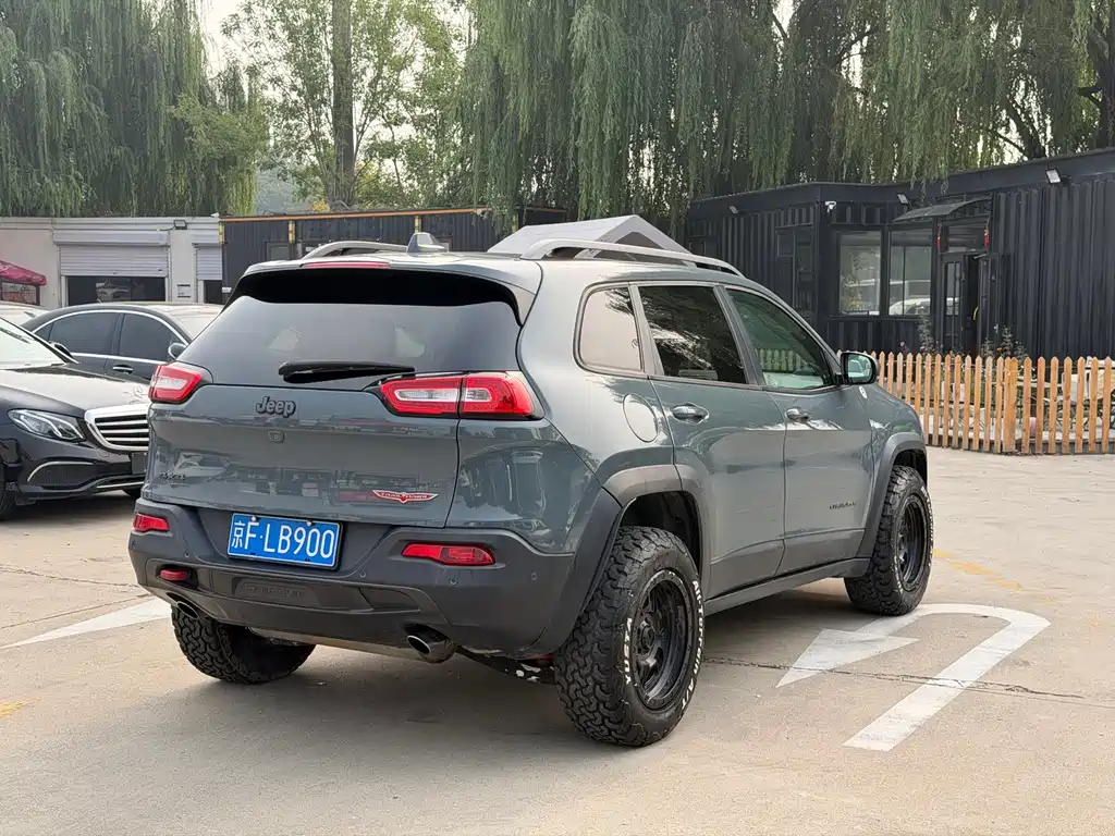 Jeep Cherokee (Import) — миниатюра 9